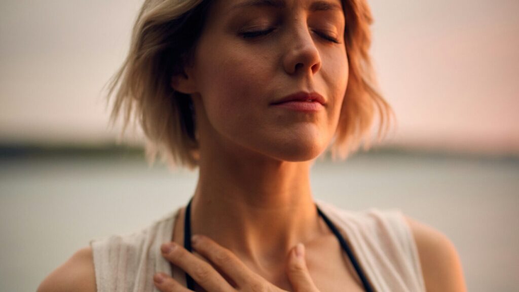 FP2級試験に合格して喜ぶ女性の画像