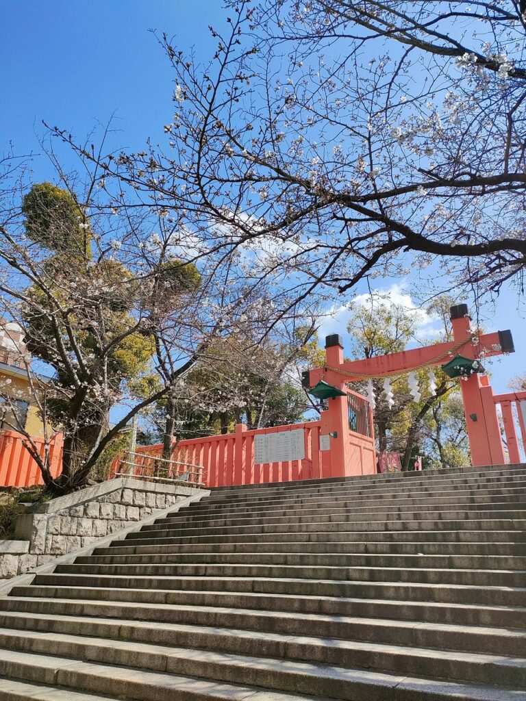 お正月が近づいて気ぜわしい気持ちの神社の画像
